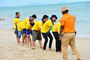 Chon Buri Tayland 1 Ağustos 2019 Japon şirketi çalışanlarını 2019 Plaj Ekibi Mükemmellik Ekibi çalışmalarına götürdü.