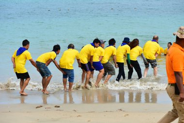 Chon Buri Tayland 1 Ağustos 2019 Japon şirketi çalışanlarını 2019 Plaj Ekibi Mükemmellik Ekibi çalışmalarına götürdü.