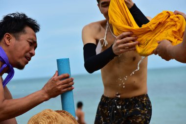 Chon Buri Tayland 1 Ağustos 2019 Japon şirketi çalışanlarını 2019 Plaj Ekibi Mükemmellik Ekibi çalışmalarına götürdü.