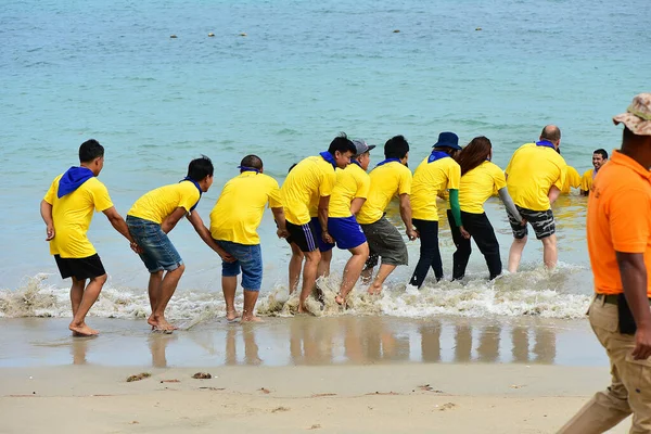 Chon Buri Tayland 1 Ağustos 2019 Japon şirketi çalışanlarını 2019 Plaj Ekibi Mükemmellik Ekibi çalışmalarına götürdü.