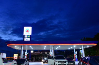 Rayong, Tayland, 10 Ağustos 2019, Night PTT İstasyonu, PTT Tayland 'ın en popüler benzin istasyonu..