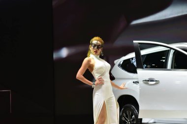 Bangkok Tayland 24 Ağustos 2019 Tanımlanamayan Güzel Bangkok Motor Fuarı 'nda satılık bir araba sunuyor.