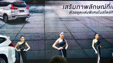 Bangkok Tayland 24 Ağustos 2019 Tanımlanamayan Güzel Bangkok Motor Fuarı 'nda satılık bir araba sunuyor.