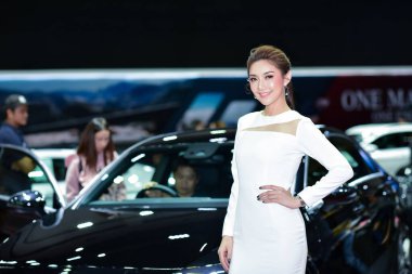 Bangkok Tayland 24 Ağustos 2019 Tanımlanamayan Güzel Bangkok Motor Fuarı 'nda satılık bir araba sunuyor.