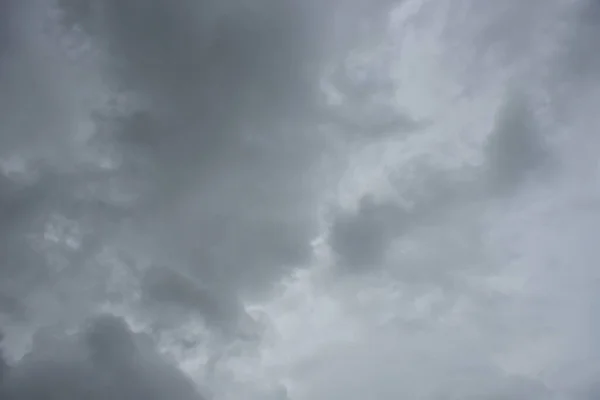 背景には黒い空と白い雲 雨の後 — ストック写真