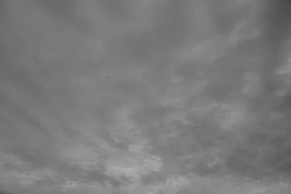 Schwarzer Himmel Und Weiße Wolken Als Hintergrund — Stockfoto
