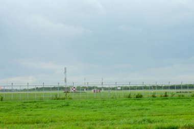 Ladkrabang Tayland 24 Ağustos 2019 Bulut Yolcu uçağı bulutların ve ağacın üzerinde mavi gökyüzünde uçuyor. Yolcu uçağı Suvarnabhumi Havaalanına iniyor.