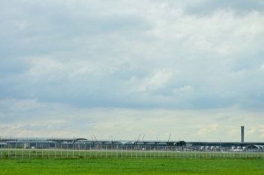 Ladkrabang Tayland 24 Ağustos 2019 Bulut Yolcu uçağı bulutların ve ağacın üzerinde mavi gökyüzünde uçuyor. Yolcu uçağı Suvarnabhumi Havaalanına iniyor.