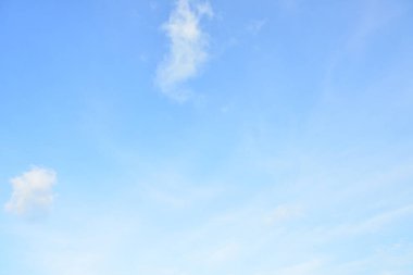 Arka plan için mavi gökyüzü ve beyaz bulutlar