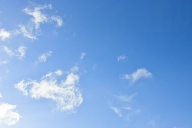 Arka plan için mavi gökyüzü ve beyaz bulutlar