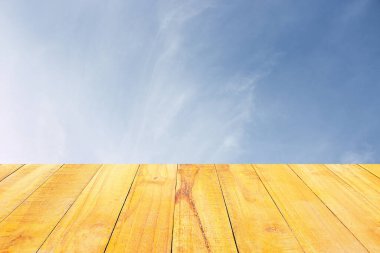 Gökyüzü ve bulut rengarenk arka planda. tahta arkaplan