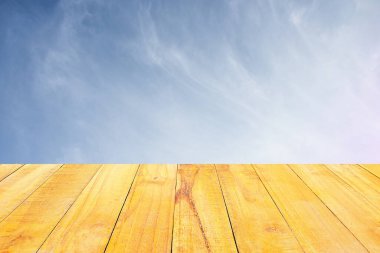 Gökyüzü ve bulut rengarenk arka planda. tahta arkaplan