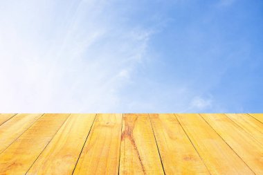 Gökyüzü ve bulut rengarenk arka planda. tahta arkaplan