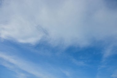 Mavi gökyüzü ve arka plan için küçük beyaz bulutlar