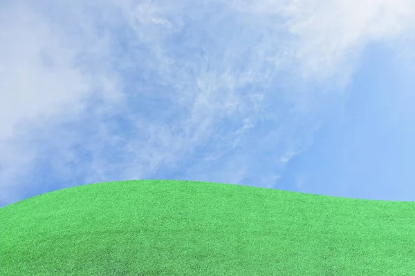 Cielo Blu Nuvole Bianche Sfondo Prato Verde Primo Piano — Foto Stock