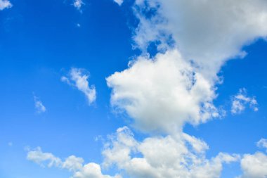 Mavi gökyüzü beyaz bulut mavi arkaplan