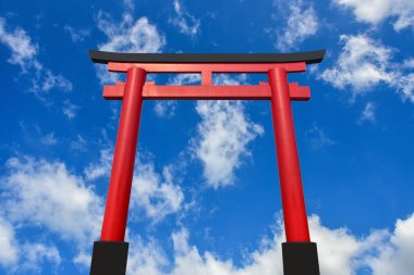 Arka plan için mavi gökyüzü ve beyaz bulutlar. yeşil çimenlik ön plan, ahşap zemin ön plan