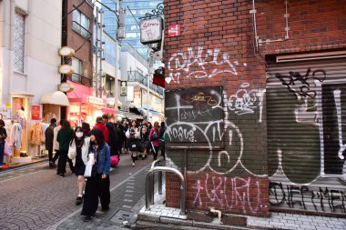 Tokyo, Japonya 21 Kasım 2018 Tanımlanamayan Görüntü Japon halkının Tokyo 'ya gece yolculuğu. Tokyo 'daki binalar.