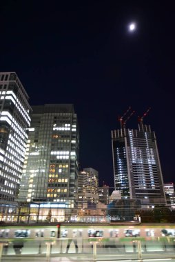 Tokyo, Japonya 21 Kasım 2018 Tanımlanamayan Görüntü Japon halkının Tokyo 'ya gece yolculuğu. Tokyo 'daki binalar.
