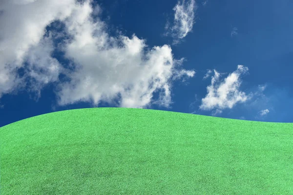 Голубое Небо Белые Облака Фоне Зеленый Газон Передний План Деревянный — стоковое фото