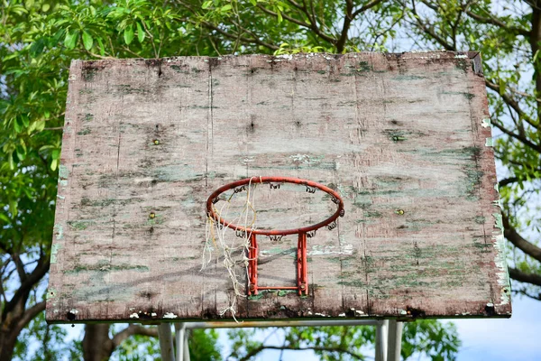 Basketbalové Hřiště Starým Dřevěným Backboard Blue Nebe Bílé Mraky Pozadí — Stock fotografie