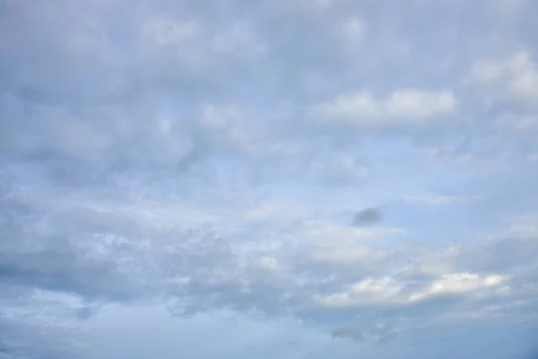 青い空白い雲の背景 — ストック写真