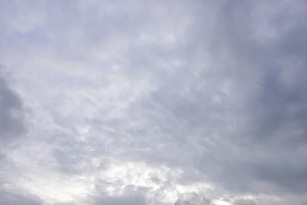 青い空白い雲の背景 — ストック写真