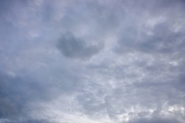 青い空白い雲の背景 — ストック写真