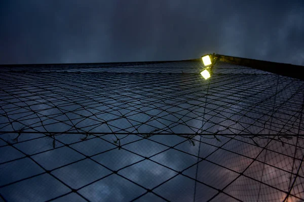 Чорне Небо Футбольним Полем Сітки Фону — стокове фото