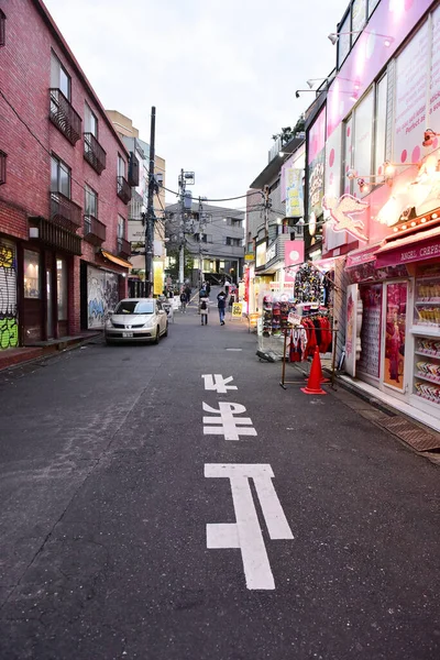 2018年11月21日未確認のぼかしの夜東京を旅する日本人の旅行 東京都にビル — ストック写真