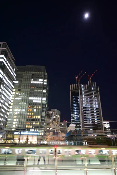 2018年11月21日 日本东京 日本人在东京旅行的模糊夜晚旅行 东京的建筑物 — 图库照片