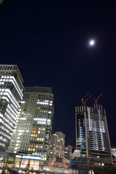 2018年11月21日 日本东京 日本人在东京旅行的模糊夜晚旅行 东京的建筑物 — 图库照片
