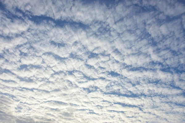 背景に青い空と白い雲 — ストック写真