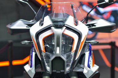 Bangkok Tayland 3 Aralık 2021 Tanımlanamayan Güzel Bangkok Motor Fuarı 'nda satılık bir motosiklet sunuyor..