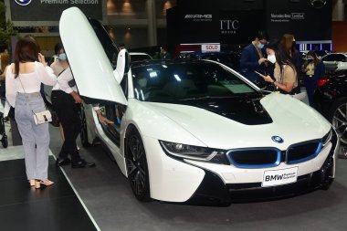 Bangkok Tayland 3 Aralık 2021 Tanımlanamayan Güzel, Bangkok Motor Fuarı 'nda satılık bir araba sunuyor..
