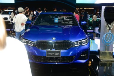 Bangkok Tayland 3 Aralık 2021 Tanımlanamayan Güzel, Bangkok Motor Fuarı 'nda satılık bir araba sunuyor..