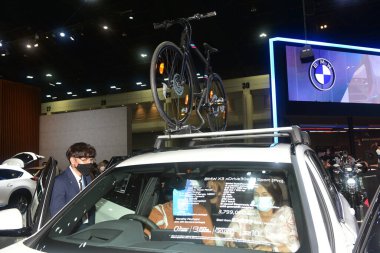 Bangkok Tayland 3 Aralık 2021 Tanımlanamayan Güzel, Bangkok Motor Fuarı 'nda satılık bir araba sunuyor..