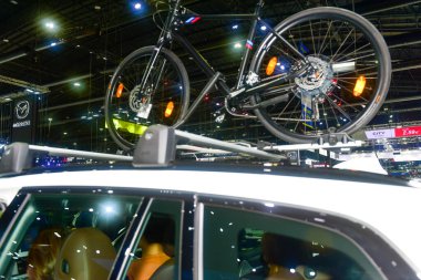 Bangkok Tayland 3 Aralık 2021 Tanımlanamayan Güzel, Bangkok Motor Fuarı 'nda satılık bir araba sunuyor..