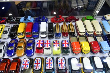 Bangkok Tayland 3 Aralık 2021 Tanımlanamayan Güzel, Bangkok Motor Fuarı 'nda satılık bir araba sunuyor..