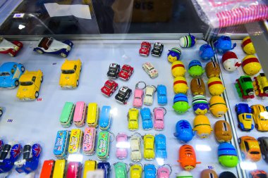 Bangkok Tayland 3 Aralık 2021 Tanımlanamayan Güzel, Bangkok Motor Fuarı 'nda satılık bir araba sunuyor..