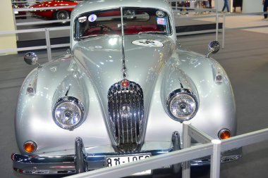 Bangkok Tayland 3 Aralık 2021 Tanımlanamayan Güzel, Bangkok Motor Fuarı 'nda satılık bir araba sunuyor..