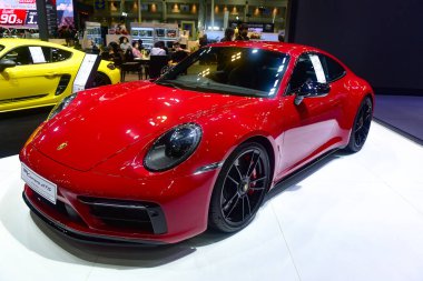 Bangkok Tayland 3 Aralık 2021 Tanımlanamayan Güzel, Bangkok Motor Fuarı 'nda satılık bir araba sunuyor..