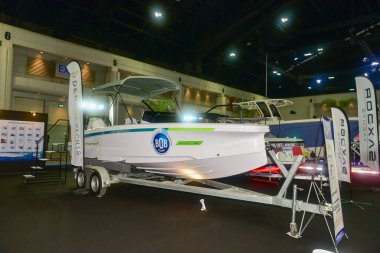 Bangkok Tayland 3 Aralık 2021 Tanımlanamayan Güzel, Bangkok Motor Fuarı 'nda satılık bir araba sunuyor..