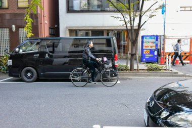 Tokyo, Japonya 21 Kasım 2018 Kimliği belirsiz insanlar Tokyo tren istasyonlarında. Tokyo 'ya seyahat eden Japonların Görüntü Seyahati.