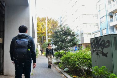 Tokyo, Japonya 21 Kasım 2018 Kimliği belirsiz insanlar Tokyo tren istasyonlarında. Tokyo 'ya seyahat eden Japonların Görüntü Seyahati.