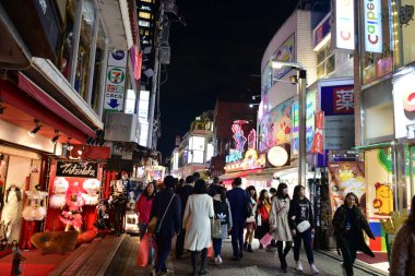 Tokyo, Japonya 21 Kasım 2018 Tanımlanamayan Görüntü Japon halkının Tokyo 'ya gece yolculuğu. Tokyo 'daki binalar.