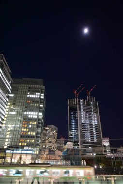 Tokyo, Japonya 21 Kasım 2018 Tanımlanamayan Görüntü Japon halkının Tokyo 'ya gece yolculuğu. Tokyo 'daki binalar.