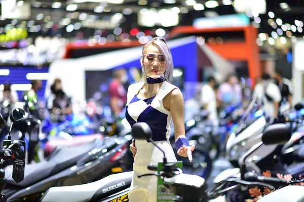 Μπανγκόκ Ταϊλάνδη Δεκεμβρίου 2021 Θολούρα Unidentified Pretty Παρουσιάζει Μια Μοτοσικλέτα — Φωτογραφία Αρχείου
