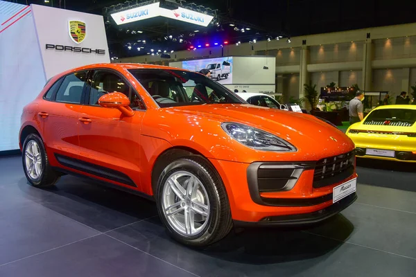 Bangkok Tayland 3 Aralık 2021 Tanımlanamayan Güzel, Bangkok Motor Fuarı 'nda satılık bir araba sunuyor..