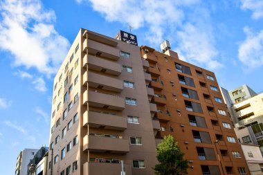 Tokyo, Japonya 25 Kasım 2018 Tokyo 'daki tanımlanamayan Japon binaları ve binaları.